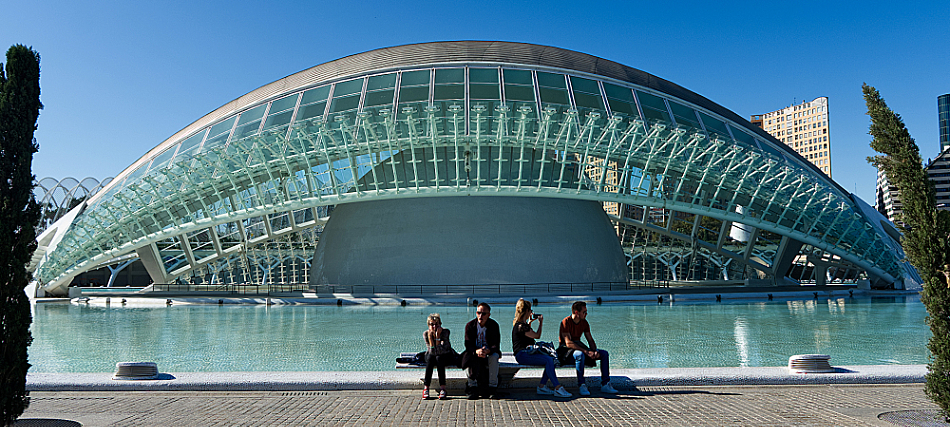 Depicting a huge eyeball floating above the water, L’Hemisferic features an IMAX Cinema, 
the Planetarium, and the Laserium
